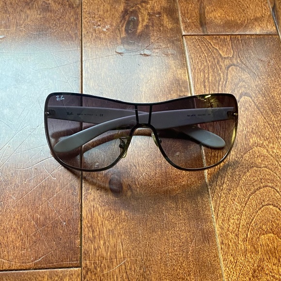 Ray-Ban Women’s Y2K Wraparound Sunglasses White/Grey - Picture 1 of 7